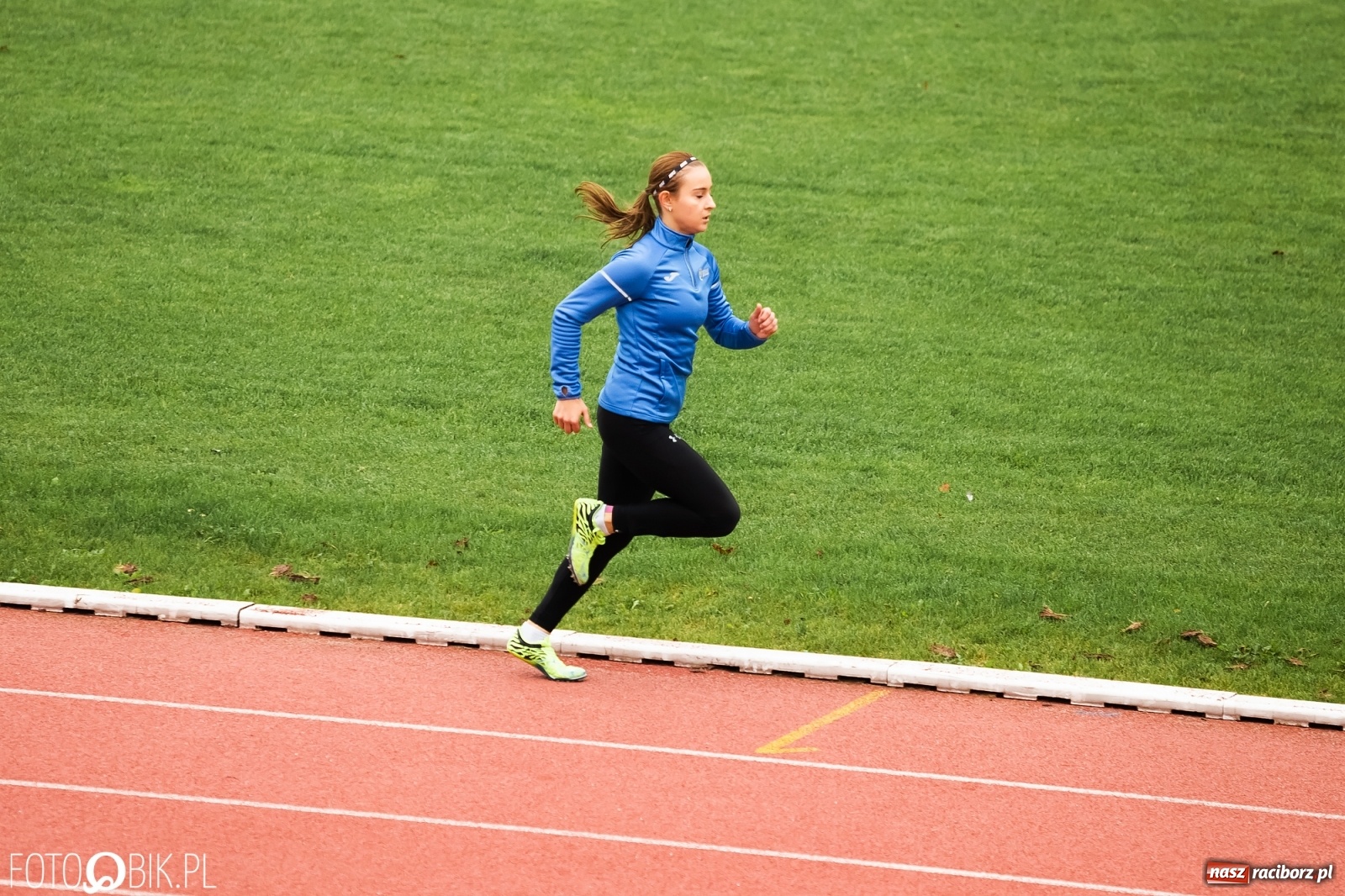 Zdjęcie w galerii na portalu naszraciborz.pl: Rywalizacja lekkoatletyczna na stadionie wiadomości z regionu