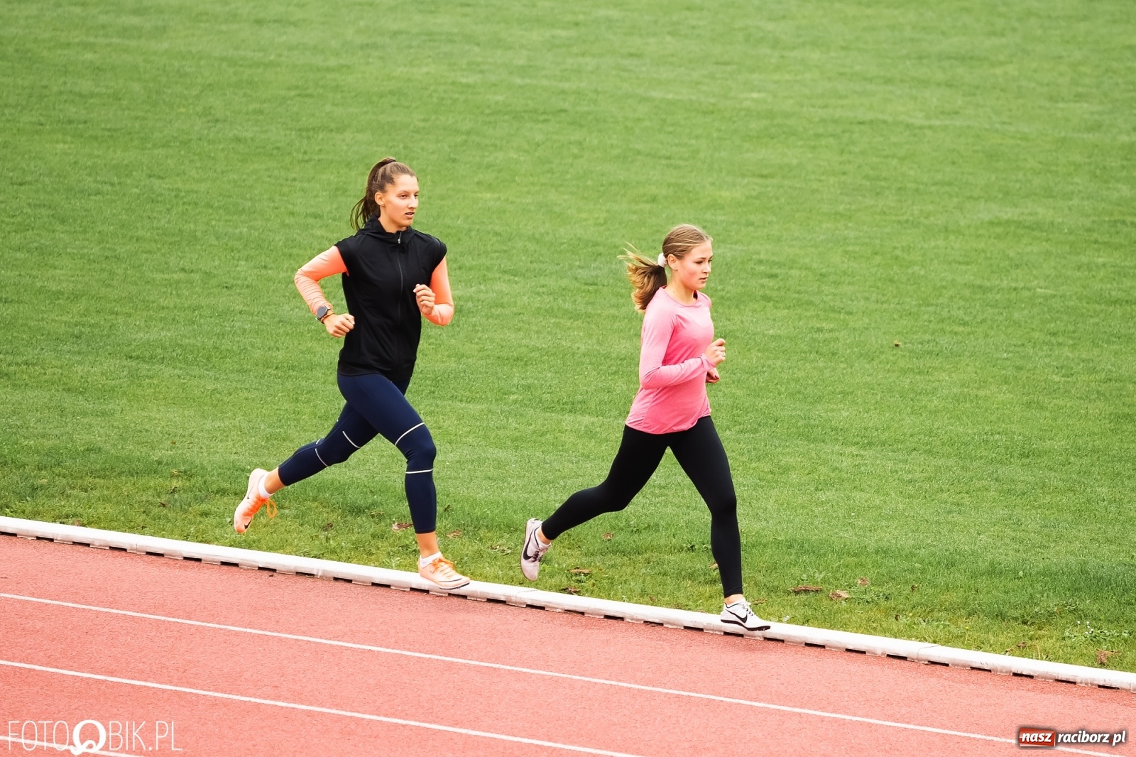 Zdjęcie w galerii na portalu naszraciborz.pl: Rywalizacja lekkoatletyczna na stadionie wiadomości z regionu