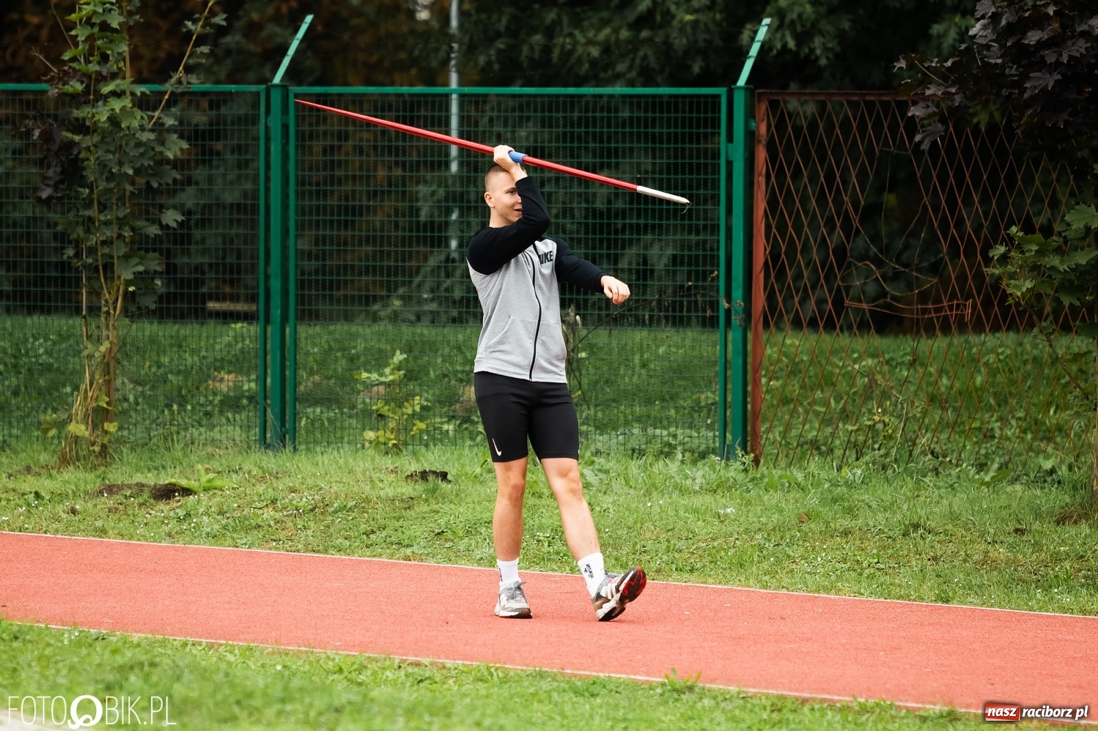 Zdjęcie w galerii na portalu naszraciborz.pl: Rywalizacja lekkoatletyczna na stadionie wiadomości z regionu
