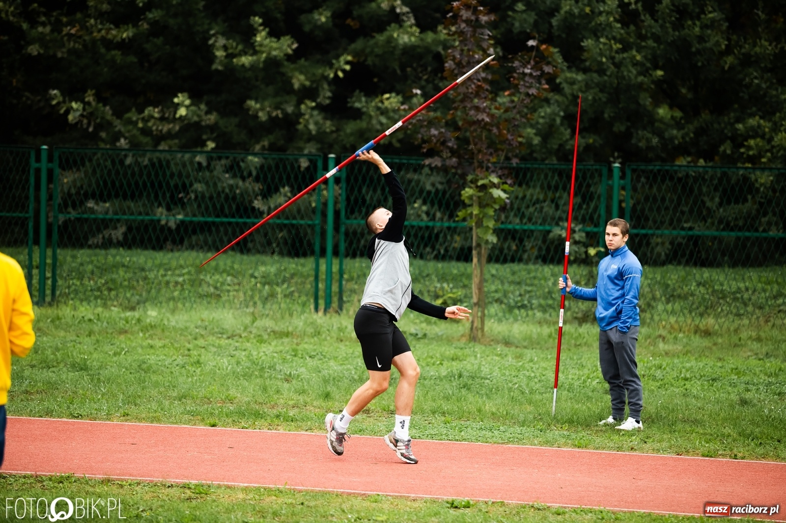 Zdjęcie w galerii na portalu naszraciborz.pl: Rywalizacja lekkoatletyczna na stadionie wiadomości z regionu