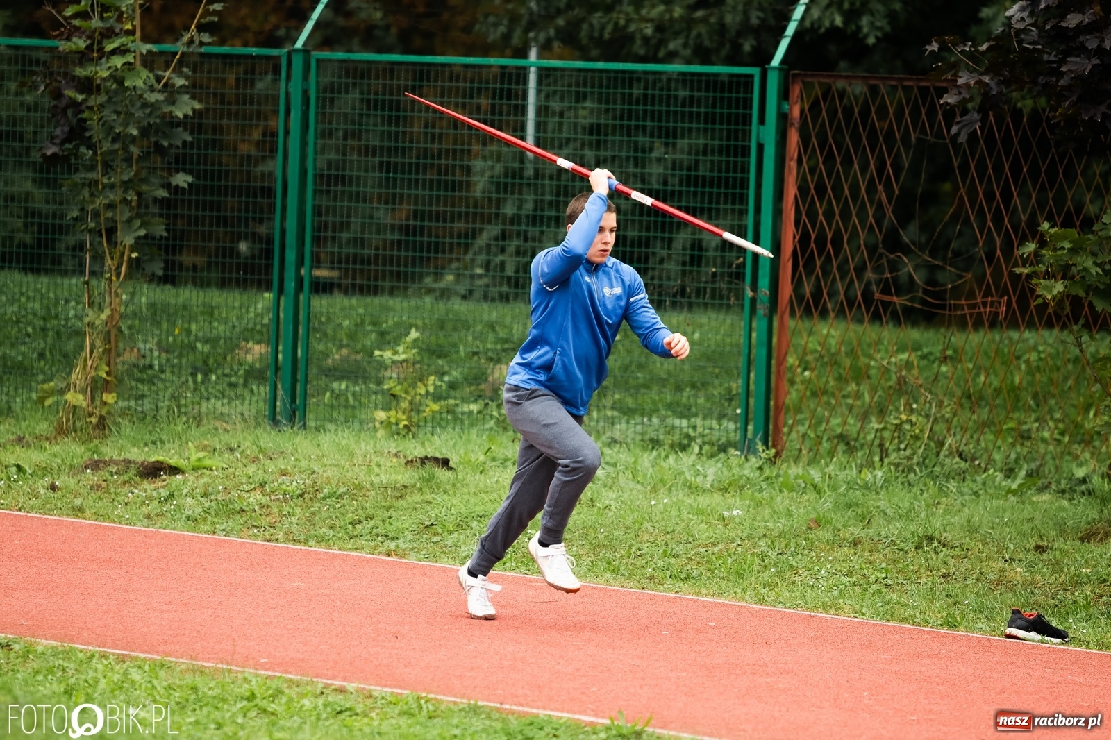 Zdjęcie w galerii na portalu naszraciborz.pl: Rywalizacja lekkoatletyczna na stadionie wiadomości z regionu
