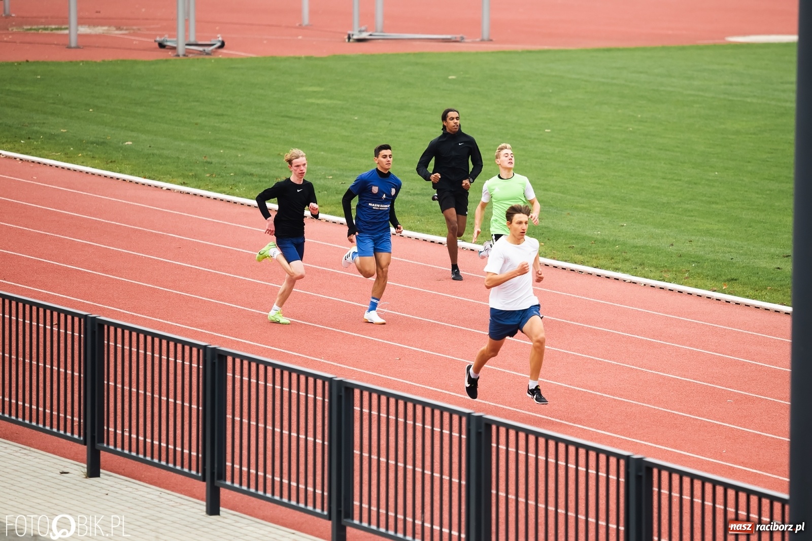 Zdjęcie w galerii na portalu naszraciborz.pl: Rywalizacja lekkoatletyczna na stadionie wiadomości z regionu