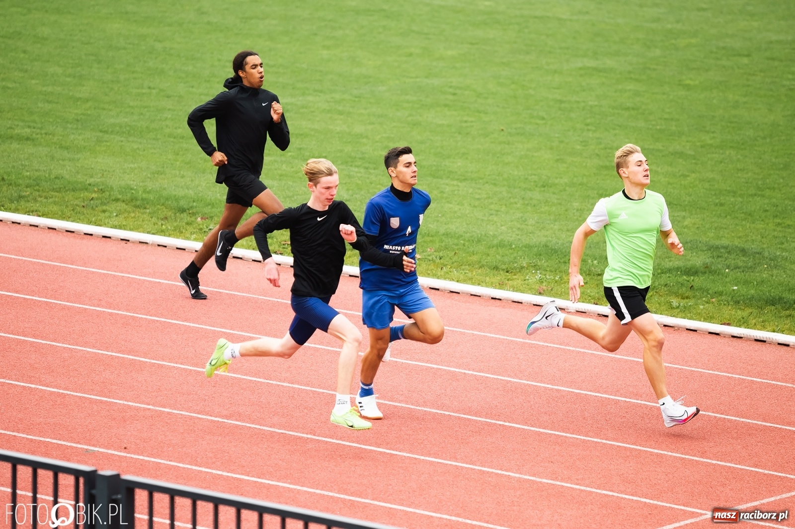 Zdjęcie w galerii na portalu naszraciborz.pl: Rywalizacja lekkoatletyczna na stadionie wiadomości z regionu