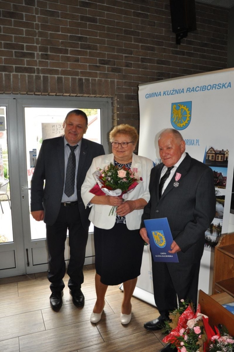 Zdjęcie w galerii na portalu naszraciborz.pl: Złote gody w Kuźni Raciborskiej. Osiemnaście par z medalami wiadomości z regionu