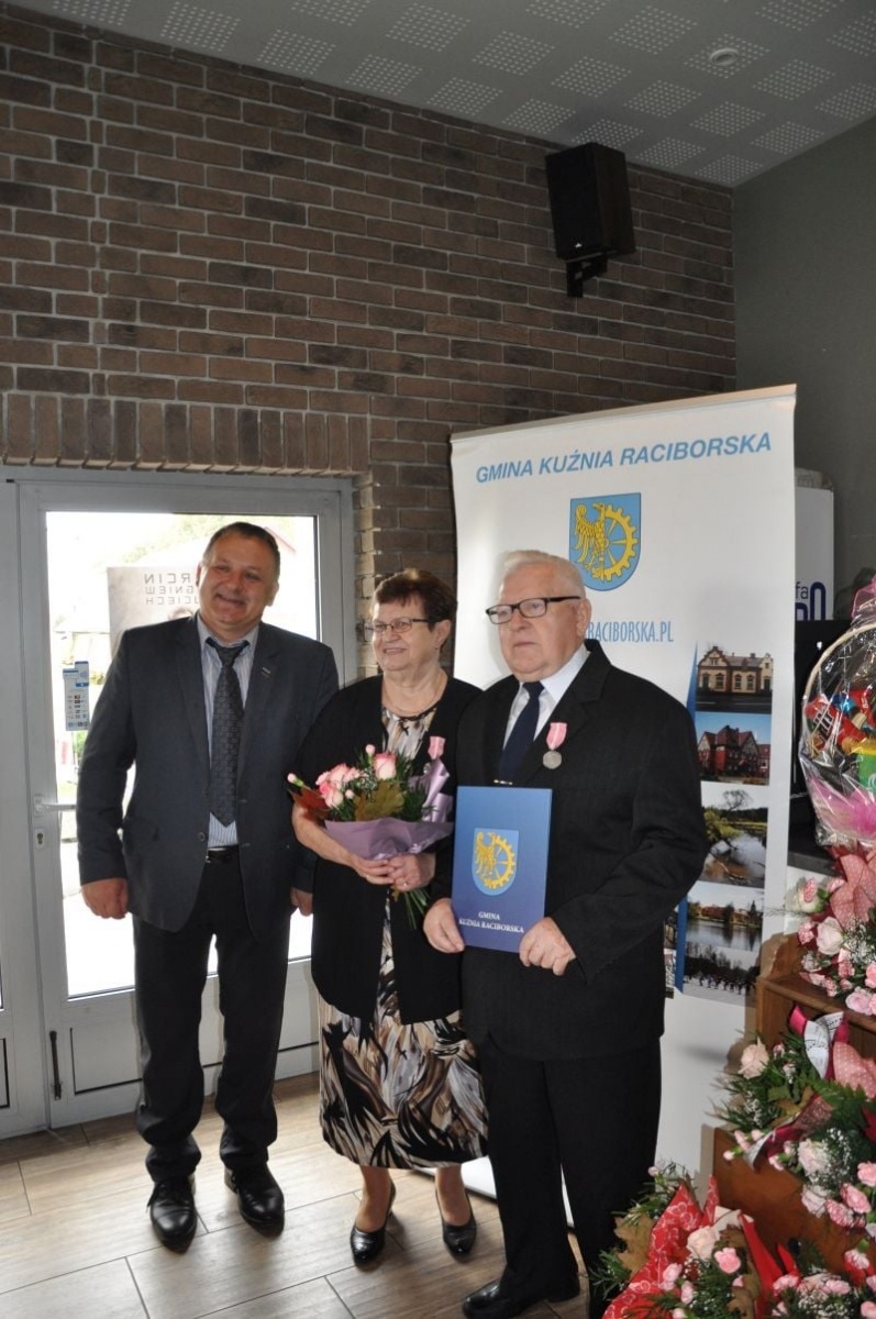 Zdjęcie w galerii na portalu naszraciborz.pl: Złote gody w Kuźni Raciborskiej. Osiemnaście par z medalami wiadomości z regionu