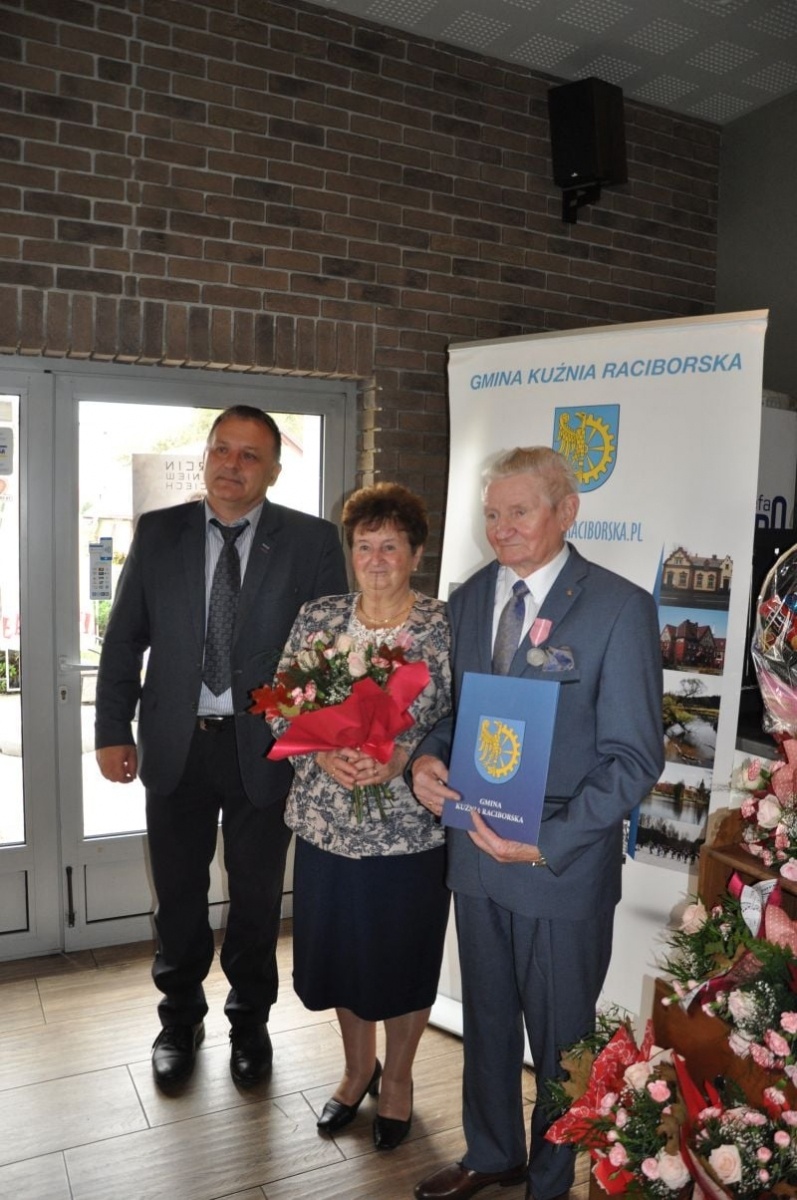 Zdjęcie w galerii na portalu naszraciborz.pl: Złote gody w Kuźni Raciborskiej. Osiemnaście par z medalami wiadomości z regionu