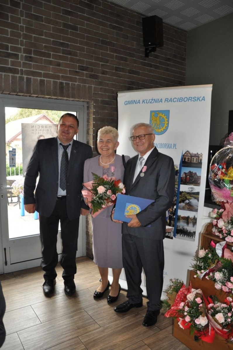 Zdjęcie w galerii na portalu naszraciborz.pl: Złote gody w Kuźni Raciborskiej. Osiemnaście par z medalami wiadomości z regionu