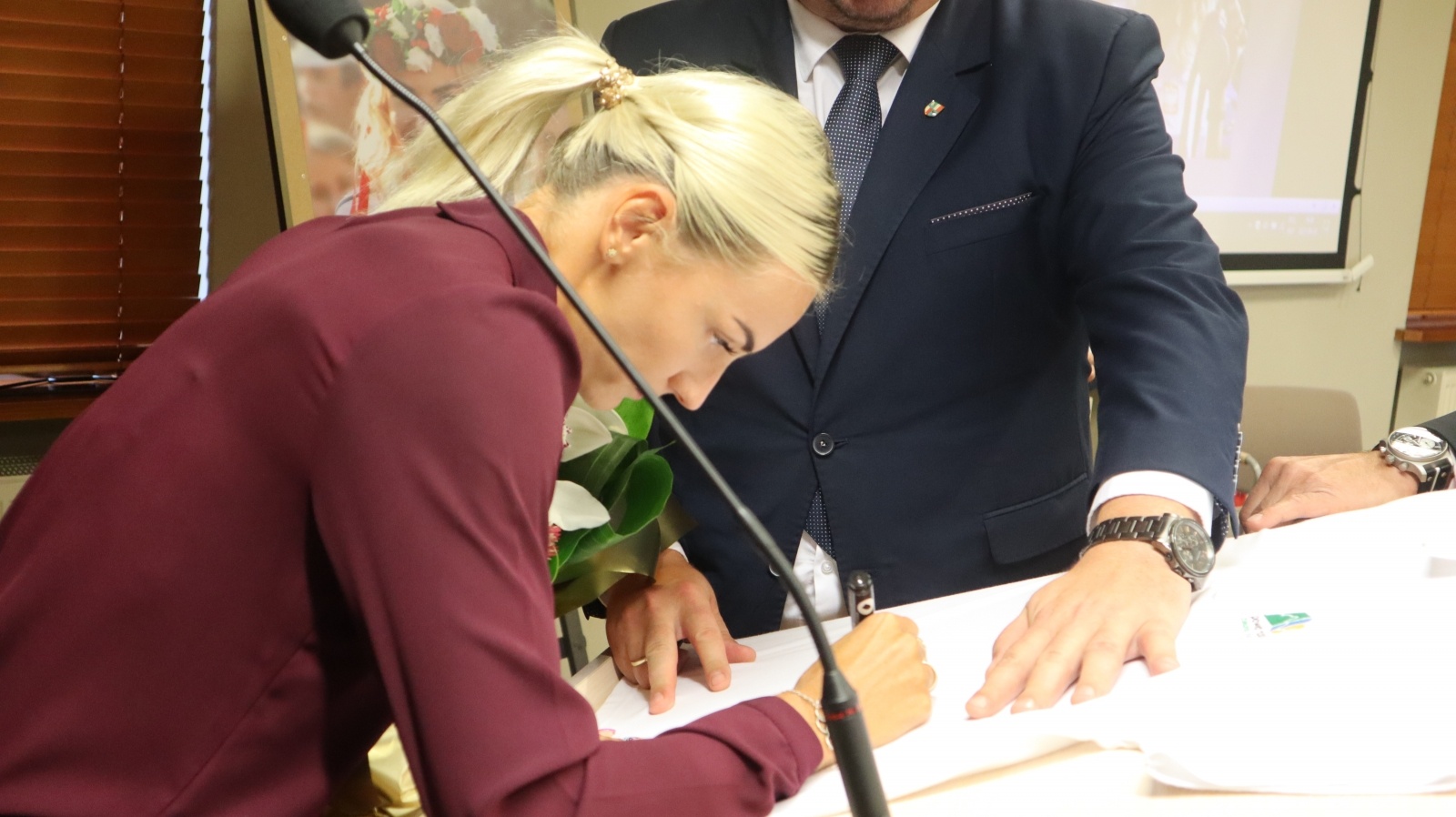 Zdjęcie w galerii na portalu naszraciborz.pl: Justyna Święty-Ersetic odebrała medal Zasłużony dla Powiatu Raciborskiego wiadomości z regionu