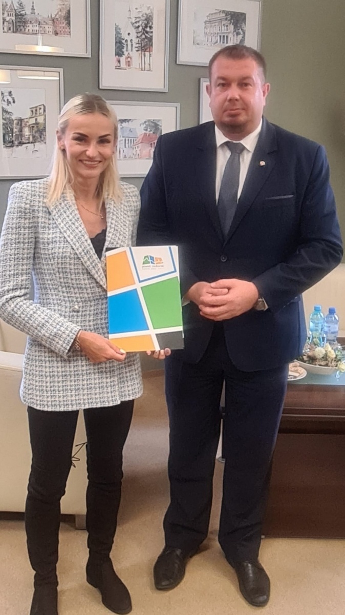 Zdjęcie w galerii na portalu naszraciborz.pl: Justyna Święty-Ersetic odebrała medal Zasłużony dla Powiatu Raciborskiego wiadomości z regionu