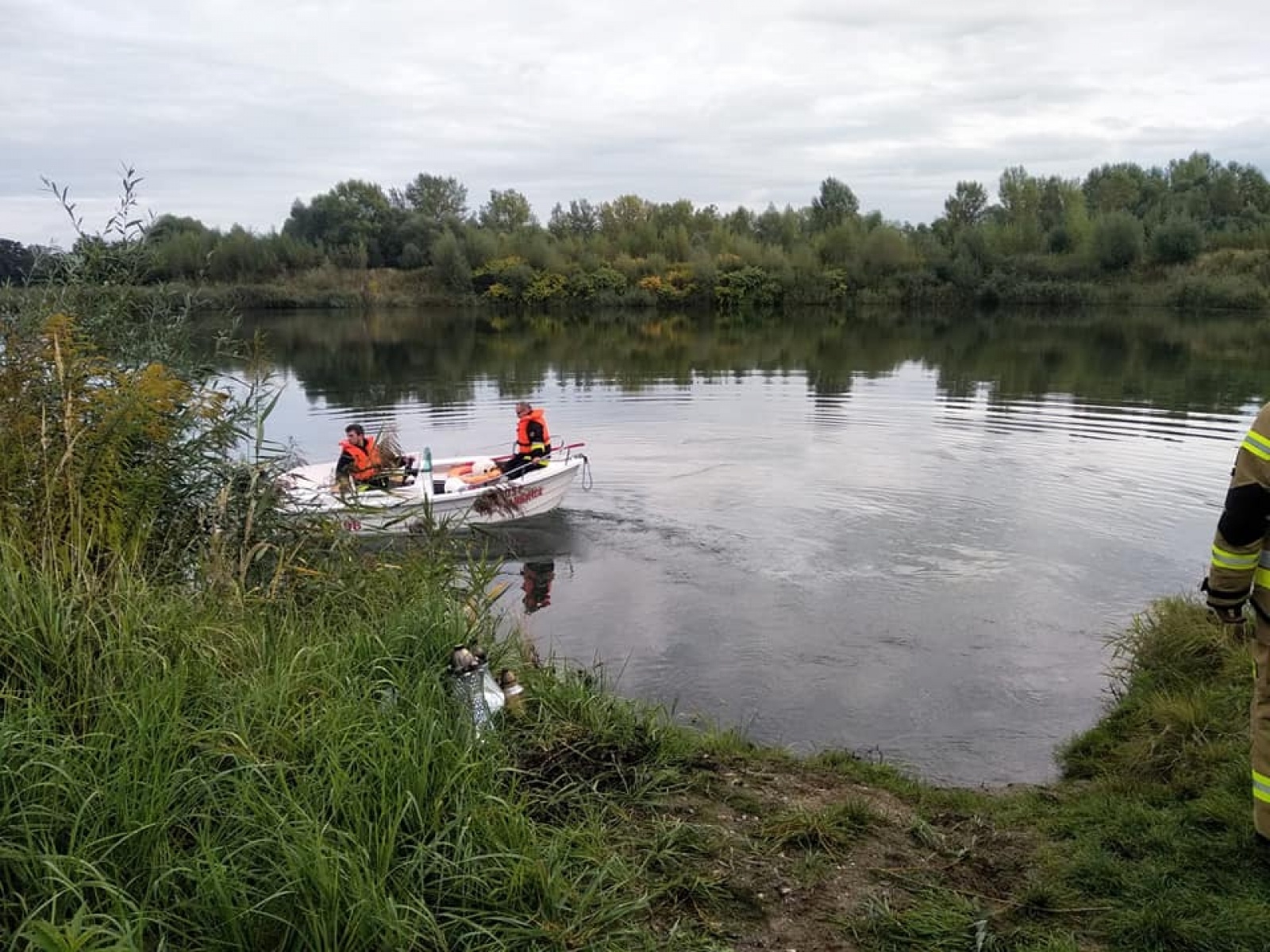Zdjęcie w galerii na portalu naszraciborz.pl: 33-latek chciał się utopić w Roszkowie. W ostatniej chwili uratowali go policjanci wiadomości z regionu