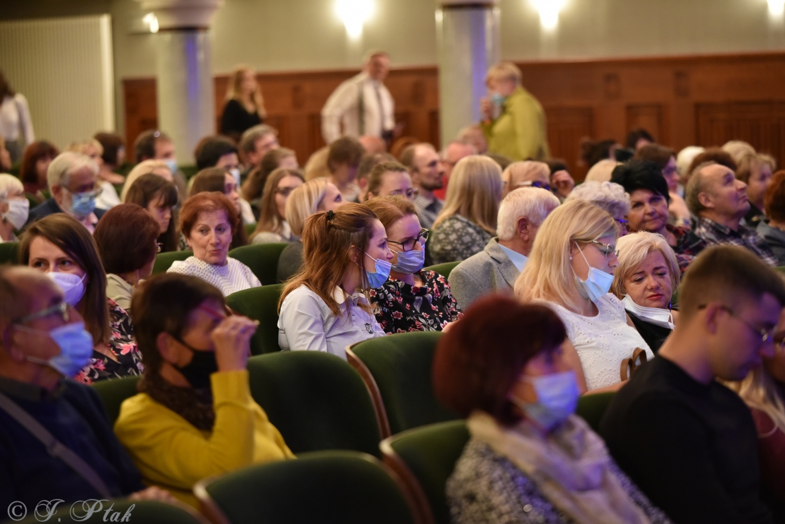 Zdjęcie w galerii na portalu naszraciborz.pl: Koncert muzyki filmowej z Maciejem Zakościelnym. Raciborscy działacze uhonorowani wiadomości z regionu