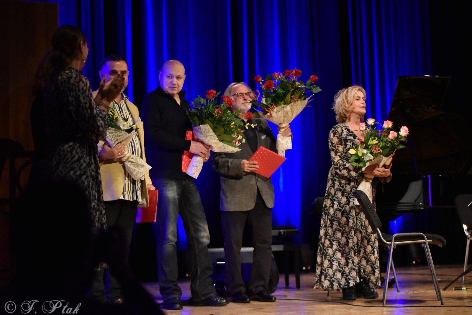 Zdjęcie w galerii na portalu naszraciborz.pl: Koncert muzyki filmowej z Maciejem Zakościelnym. Raciborscy działacze uhonorowani wiadomości z regionu