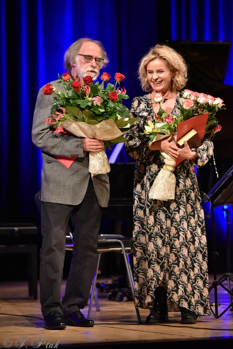 Zdjęcie w galerii na portalu naszraciborz.pl: Koncert muzyki filmowej z Maciejem Zakościelnym. Raciborscy działacze uhonorowani wiadomości z regionu