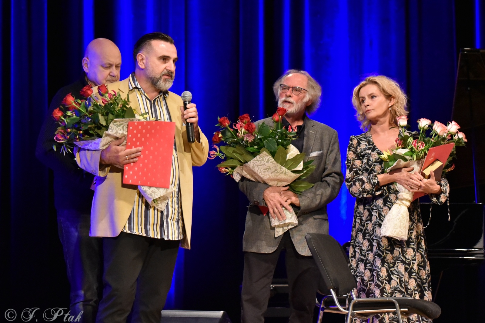 Zdjęcie w galerii na portalu naszraciborz.pl: Koncert muzyki filmowej z Maciejem Zakościelnym. Raciborscy działacze uhonorowani wiadomości z regionu