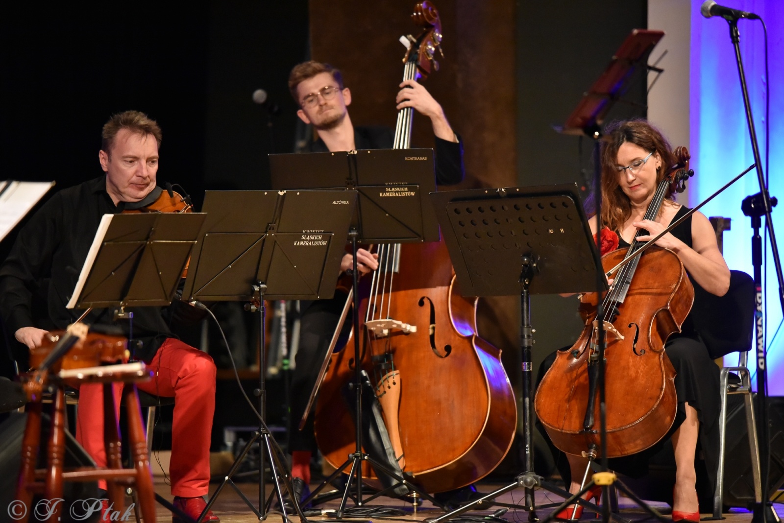 Zdjęcie w galerii na portalu naszraciborz.pl: Koncert muzyki filmowej z Maciejem Zakościelnym. Raciborscy działacze uhonorowani wiadomości z regionu