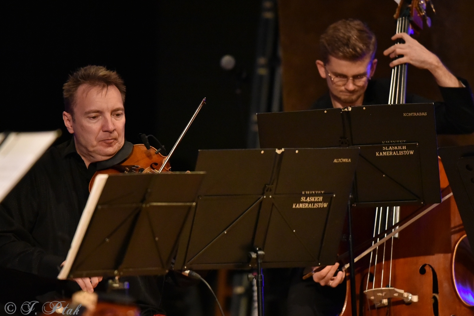 Zdjęcie w galerii na portalu naszraciborz.pl: Koncert muzyki filmowej z Maciejem Zakościelnym. Raciborscy działacze uhonorowani wiadomości z regionu