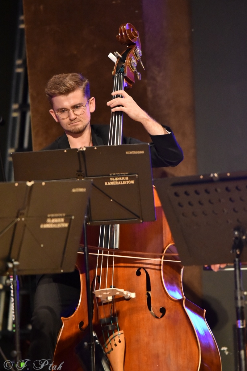 Zdjęcie w galerii na portalu naszraciborz.pl: Koncert muzyki filmowej z Maciejem Zakościelnym. Raciborscy działacze uhonorowani wiadomości z regionu