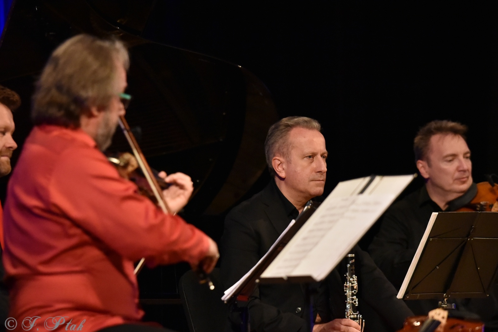 Zdjęcie w galerii na portalu naszraciborz.pl: Koncert muzyki filmowej z Maciejem Zakościelnym. Raciborscy działacze uhonorowani wiadomości z regionu