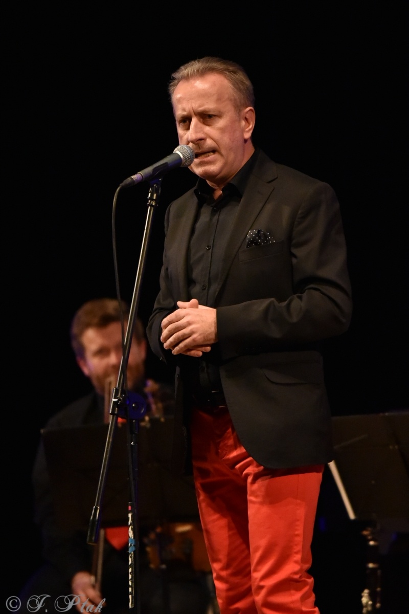 Zdjęcie w galerii na portalu naszraciborz.pl: Koncert muzyki filmowej z Maciejem Zakościelnym. Raciborscy działacze uhonorowani wiadomości z regionu