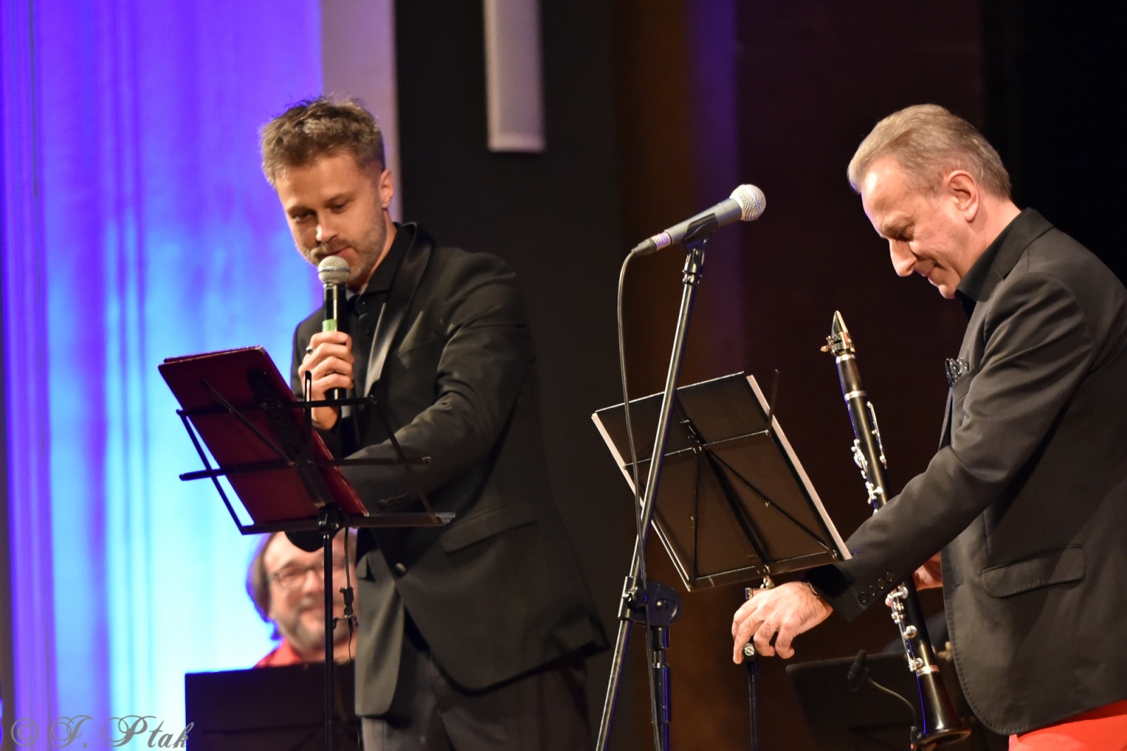 Zdjęcie w galerii na portalu naszraciborz.pl: Koncert muzyki filmowej z Maciejem Zakościelnym. Raciborscy działacze uhonorowani wiadomości z regionu