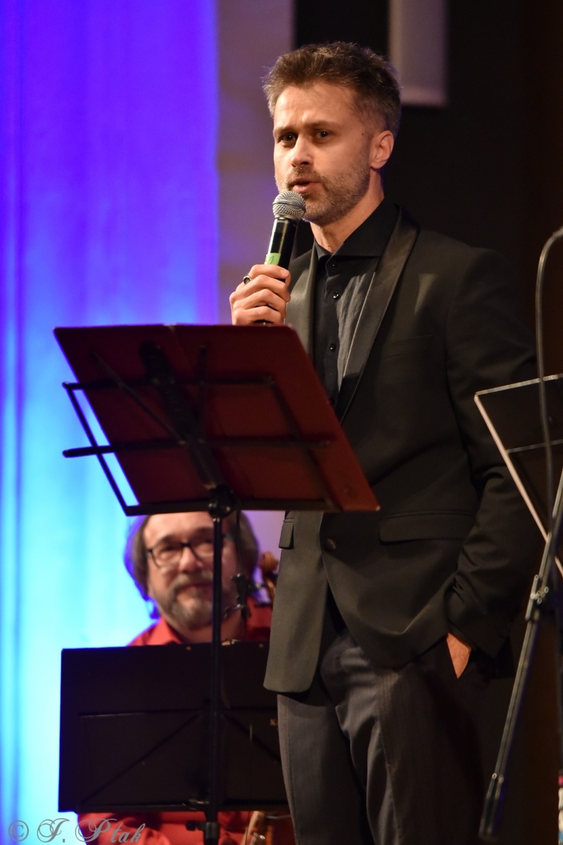 Zdjęcie w galerii na portalu naszraciborz.pl: Koncert muzyki filmowej z Maciejem Zakościelnym. Raciborscy działacze uhonorowani wiadomości z regionu