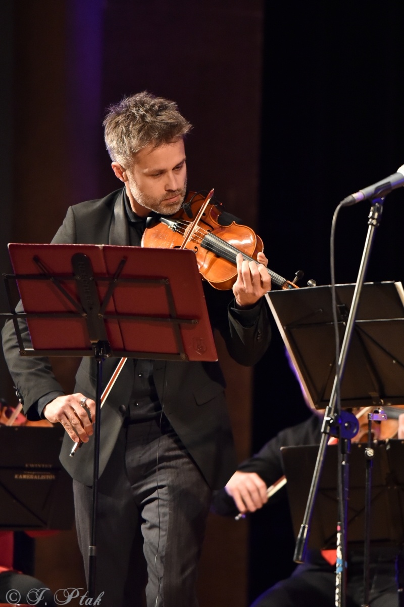 Zdjęcie w galerii na portalu naszraciborz.pl: Koncert muzyki filmowej z Maciejem Zakościelnym. Raciborscy działacze uhonorowani wiadomości z regionu