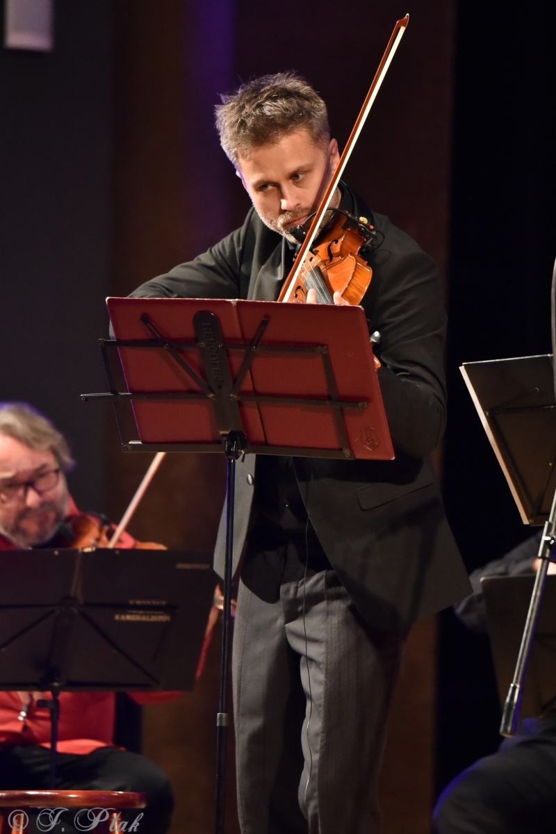 Zdjęcie w galerii na portalu naszraciborz.pl: Koncert muzyki filmowej z Maciejem Zakościelnym. Raciborscy działacze uhonorowani wiadomości z regionu