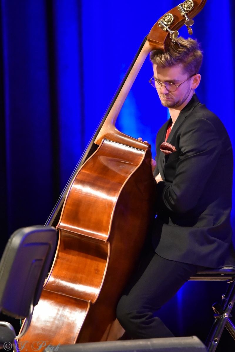 Zdjęcie w galerii na portalu naszraciborz.pl: Koncert muzyki filmowej z Maciejem Zakościelnym. Raciborscy działacze uhonorowani wiadomości z regionu