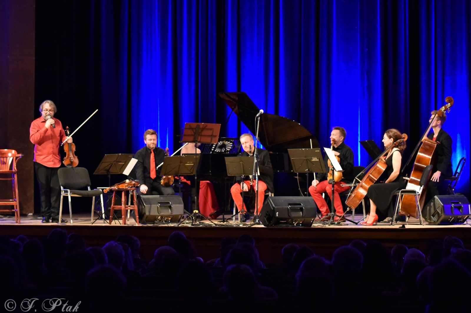 Zdjęcie w galerii na portalu naszraciborz.pl: Koncert muzyki filmowej z Maciejem Zakościelnym. Raciborscy działacze uhonorowani wiadomości z regionu