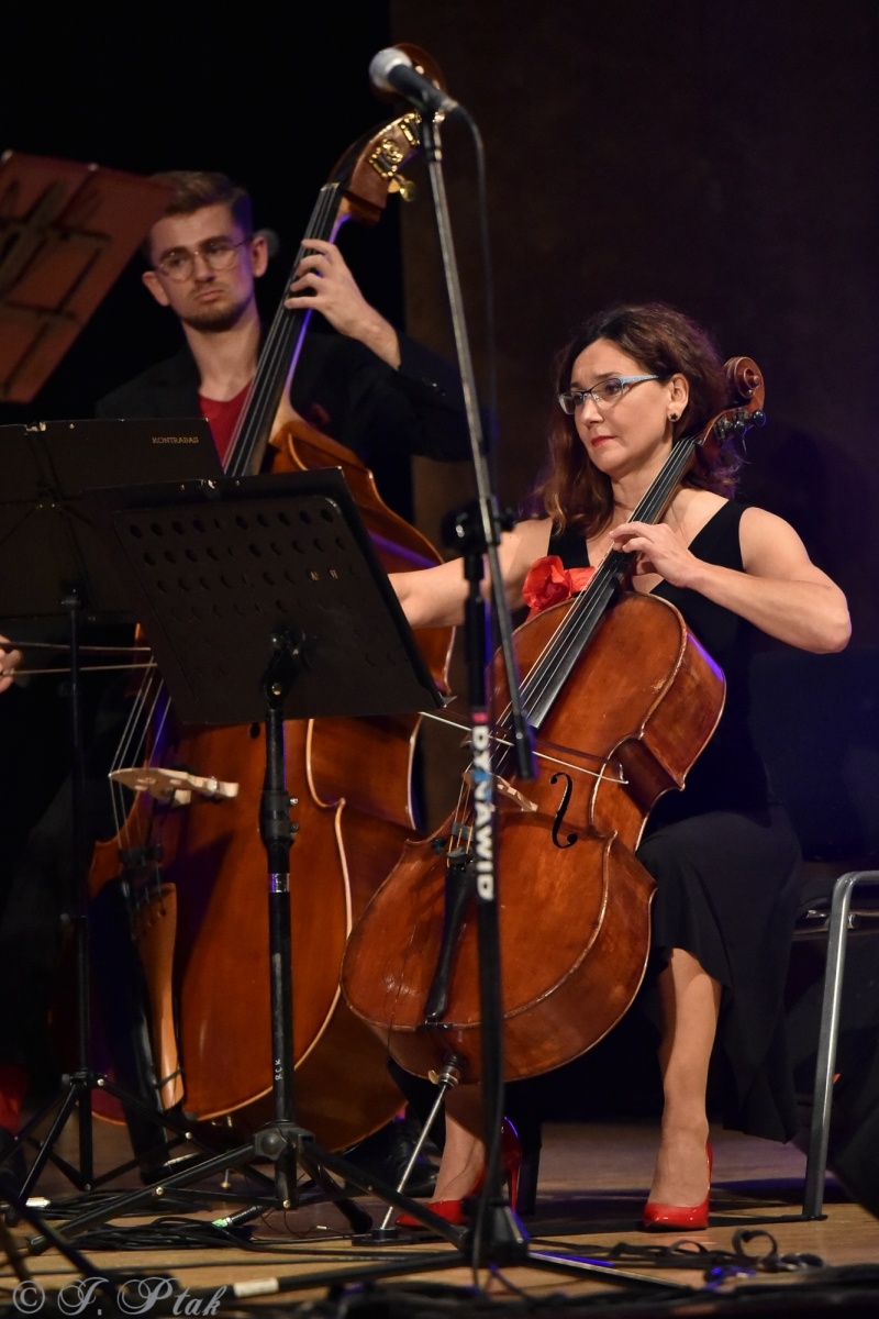 Zdjęcie w galerii na portalu naszraciborz.pl: Koncert muzyki filmowej z Maciejem Zakościelnym. Raciborscy działacze uhonorowani wiadomości z regionu