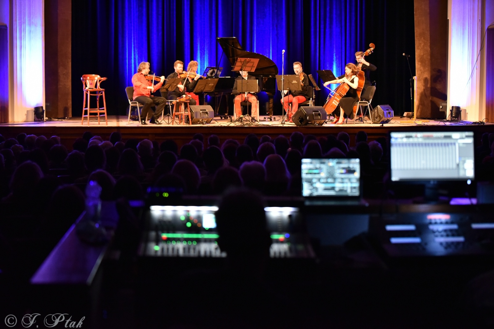 Zdjęcie w galerii na portalu naszraciborz.pl: Koncert muzyki filmowej z Maciejem Zakościelnym. Raciborscy działacze uhonorowani wiadomości z regionu