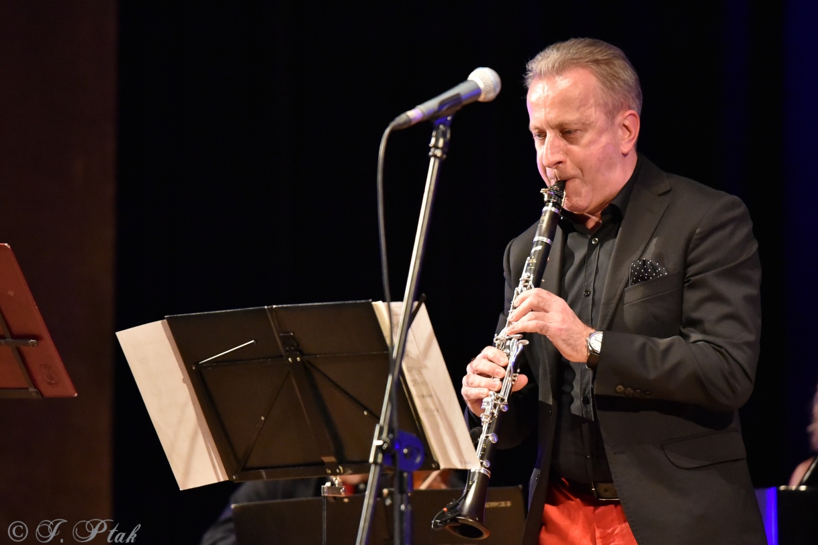 Zdjęcie w galerii na portalu naszraciborz.pl: Koncert muzyki filmowej z Maciejem Zakościelnym. Raciborscy działacze uhonorowani wiadomości z regionu