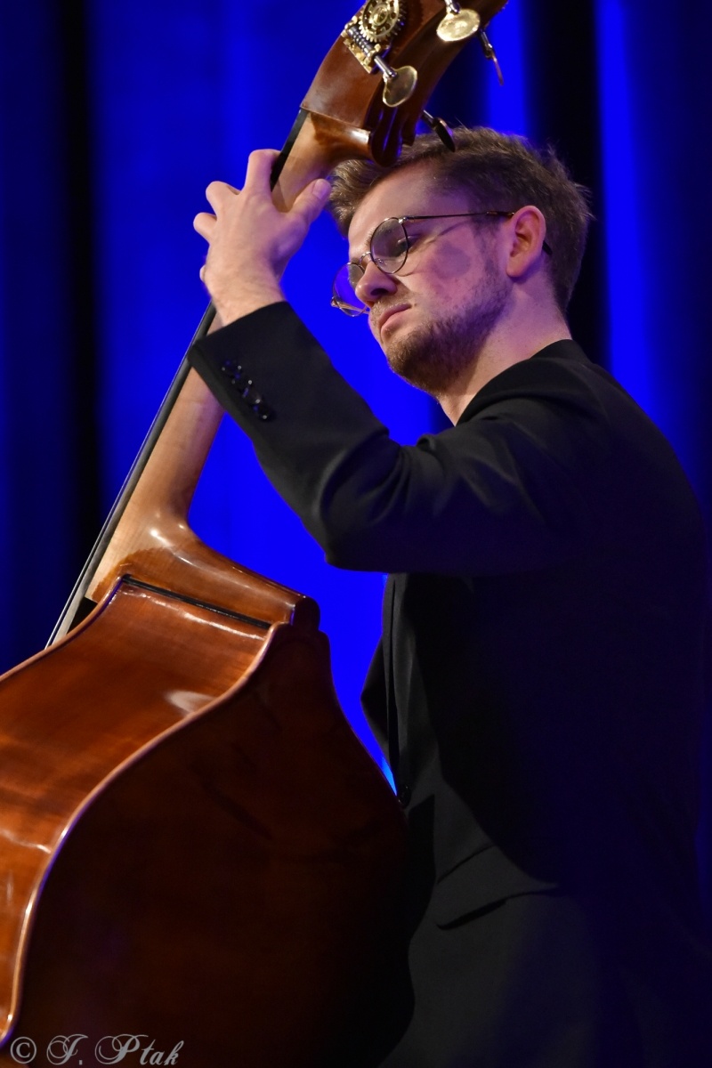 Zdjęcie w galerii na portalu naszraciborz.pl: Koncert muzyki filmowej z Maciejem Zakościelnym. Raciborscy działacze uhonorowani wiadomości z regionu