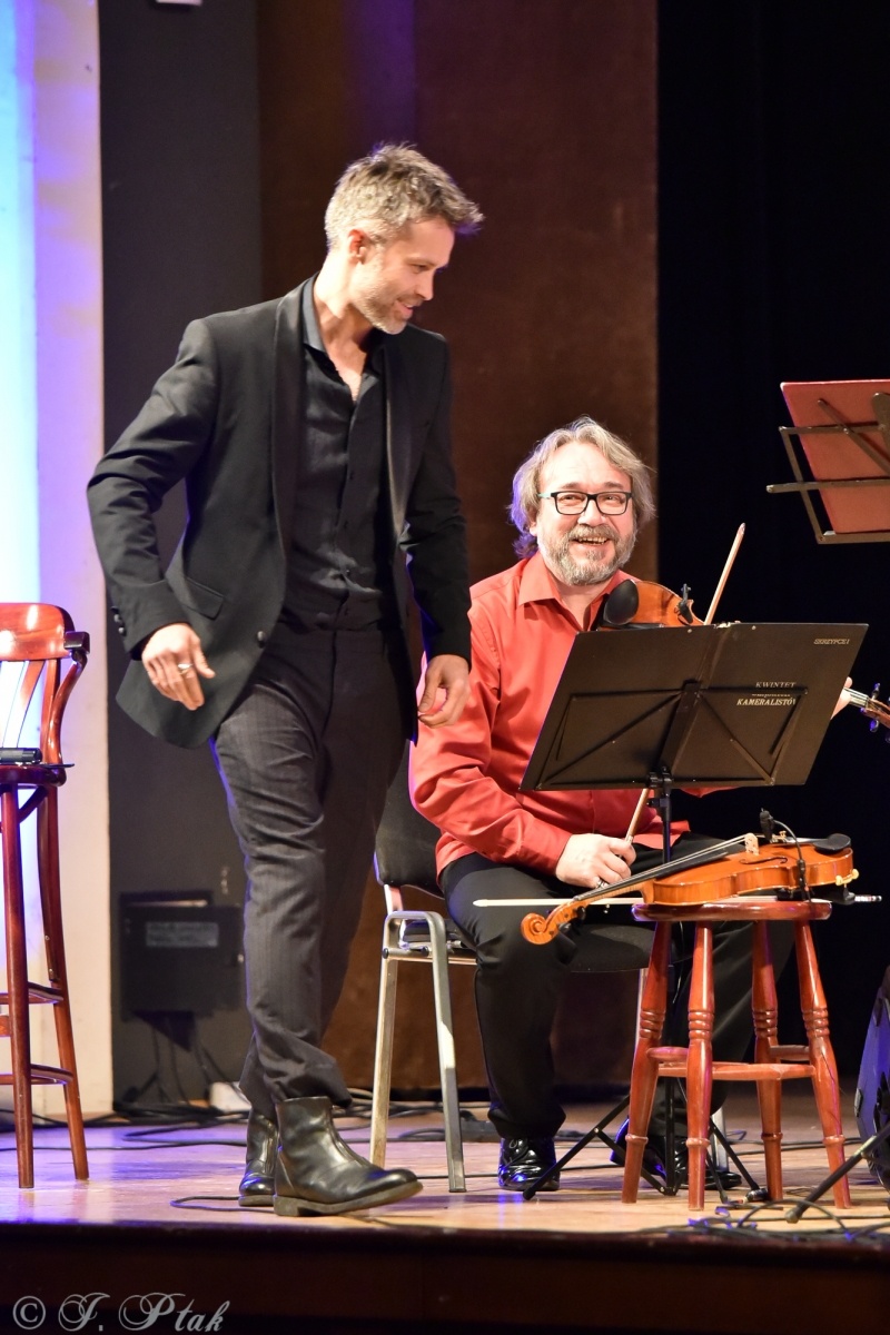 Zdjęcie w galerii na portalu naszraciborz.pl: Koncert muzyki filmowej z Maciejem Zakościelnym. Raciborscy działacze uhonorowani wiadomości z regionu