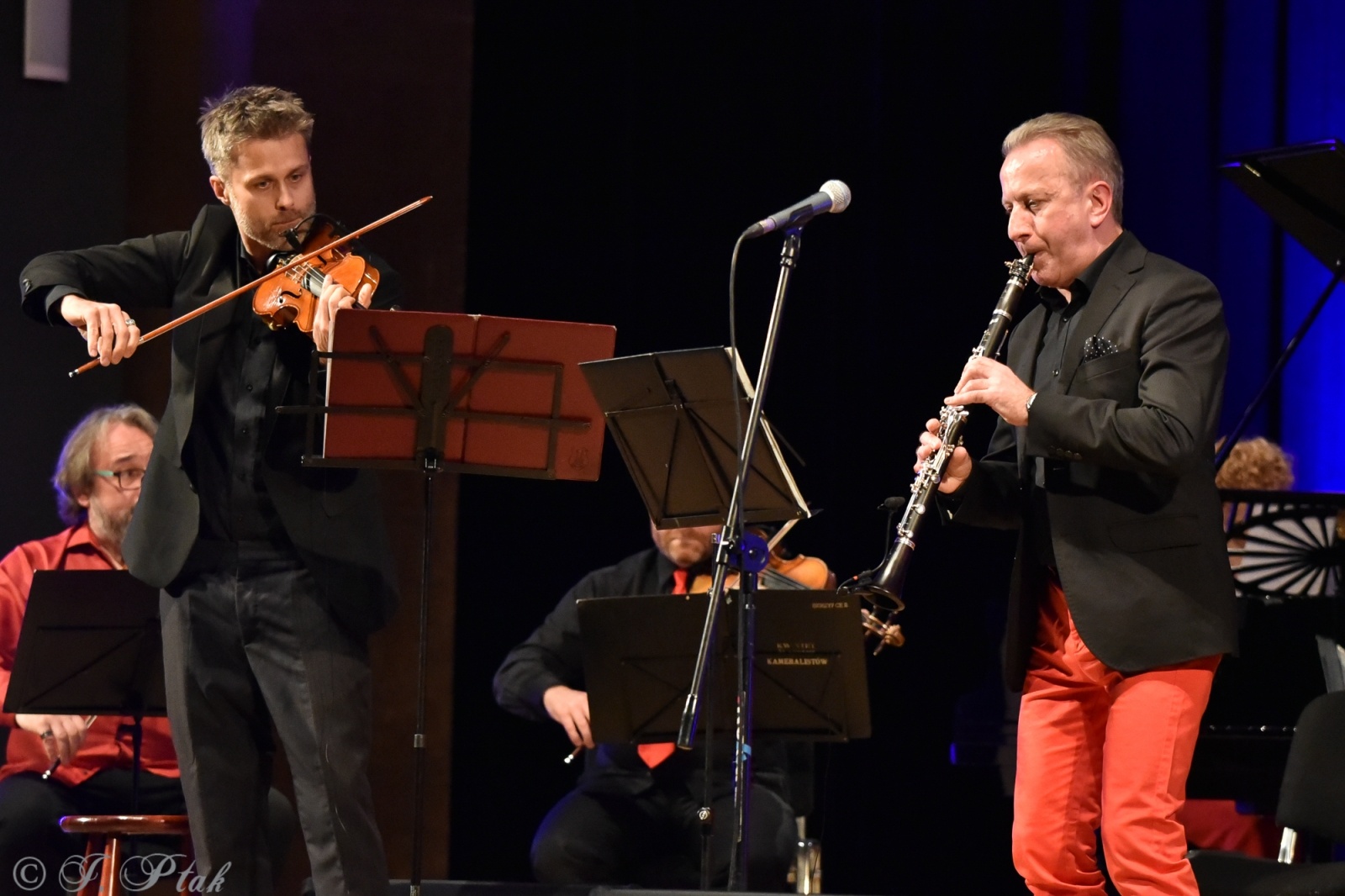 Zdjęcie w galerii na portalu naszraciborz.pl: Koncert muzyki filmowej z Maciejem Zakościelnym. Raciborscy działacze uhonorowani wiadomości z regionu