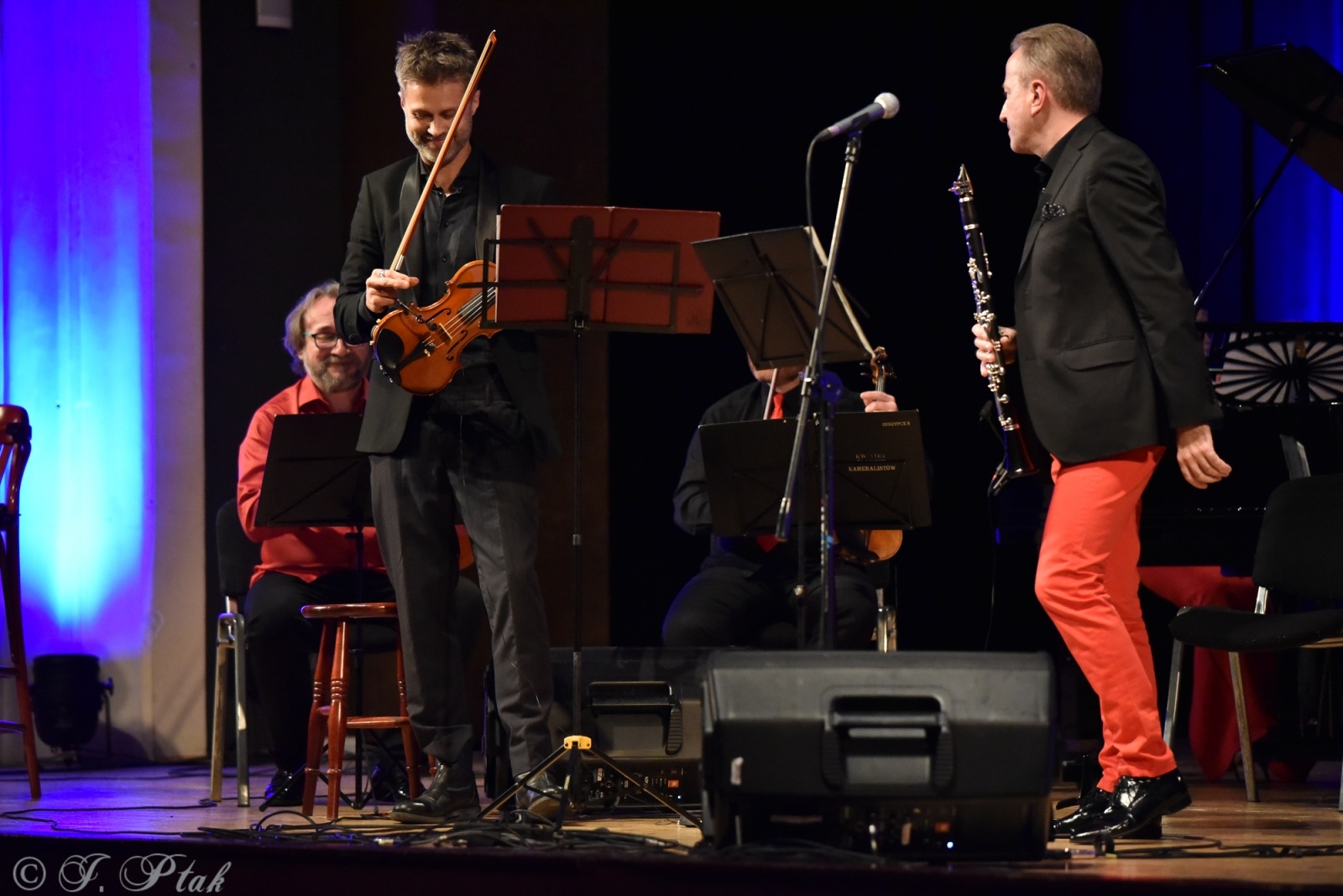 Zdjęcie w galerii na portalu naszraciborz.pl: Koncert muzyki filmowej z Maciejem Zakościelnym. Raciborscy działacze uhonorowani wiadomości z regionu