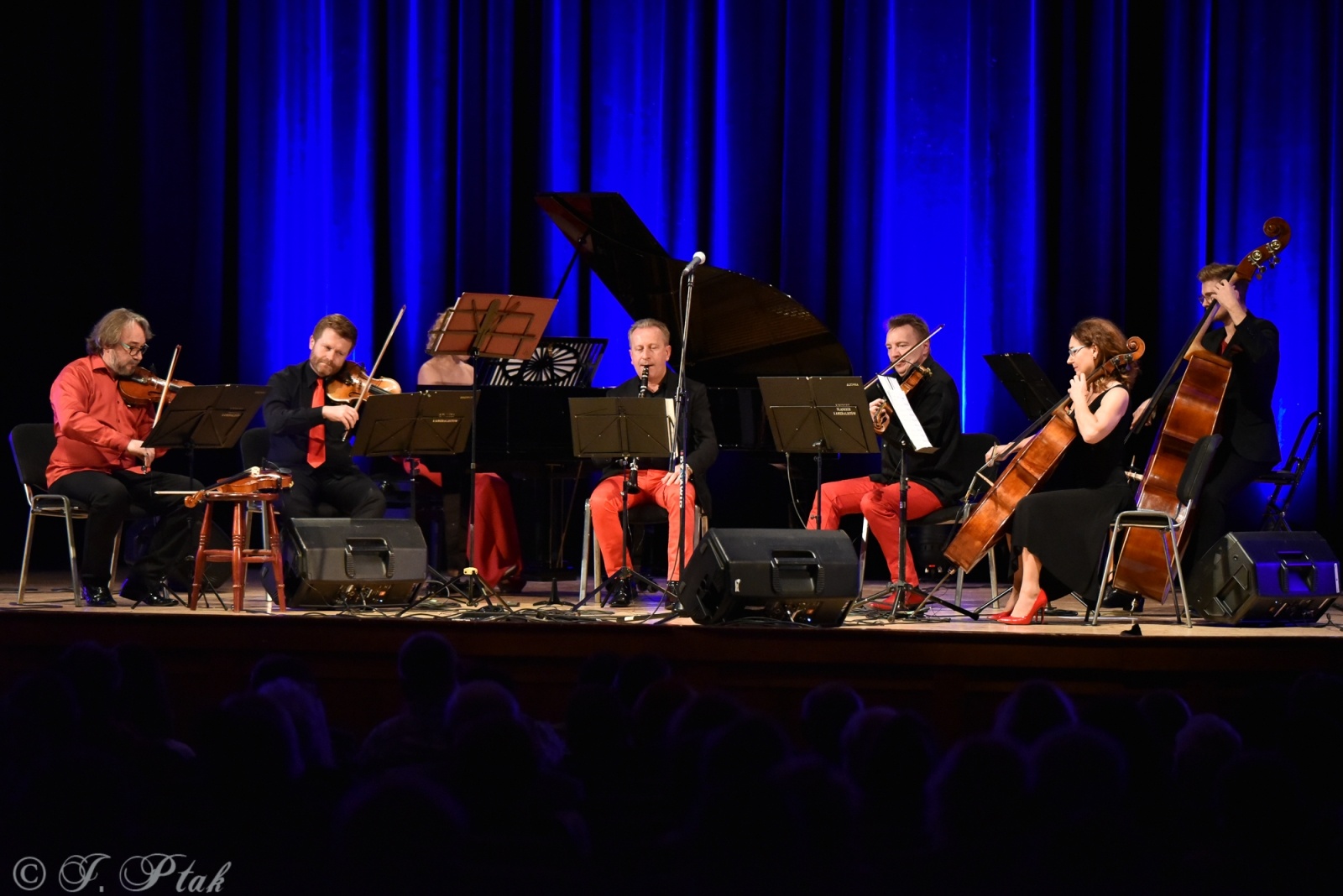 Zdjęcie w galerii na portalu naszraciborz.pl: Koncert muzyki filmowej z Maciejem Zakościelnym. Raciborscy działacze uhonorowani wiadomości z regionu