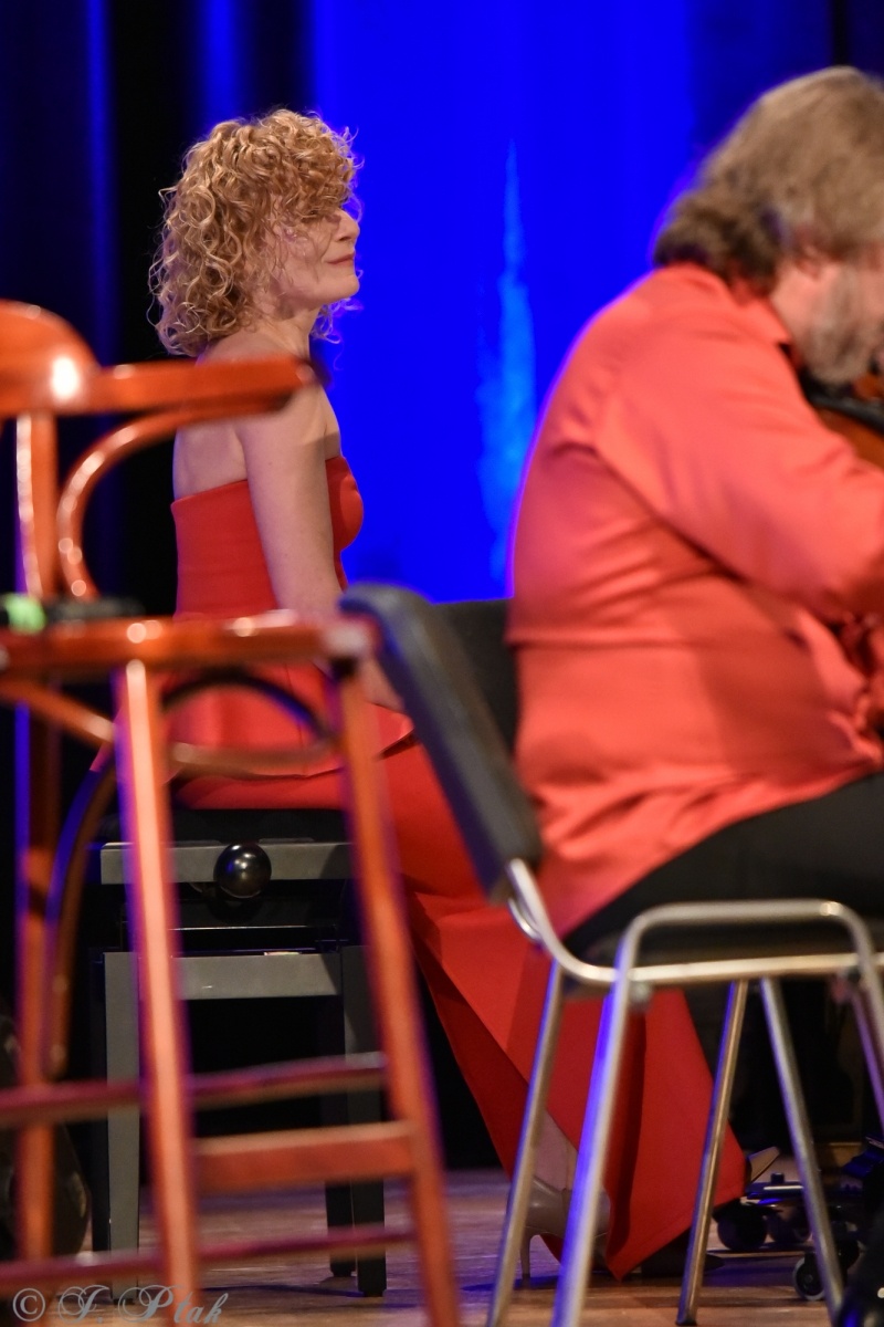 Zdjęcie w galerii na portalu naszraciborz.pl: Koncert muzyki filmowej z Maciejem Zakościelnym. Raciborscy działacze uhonorowani wiadomości z regionu