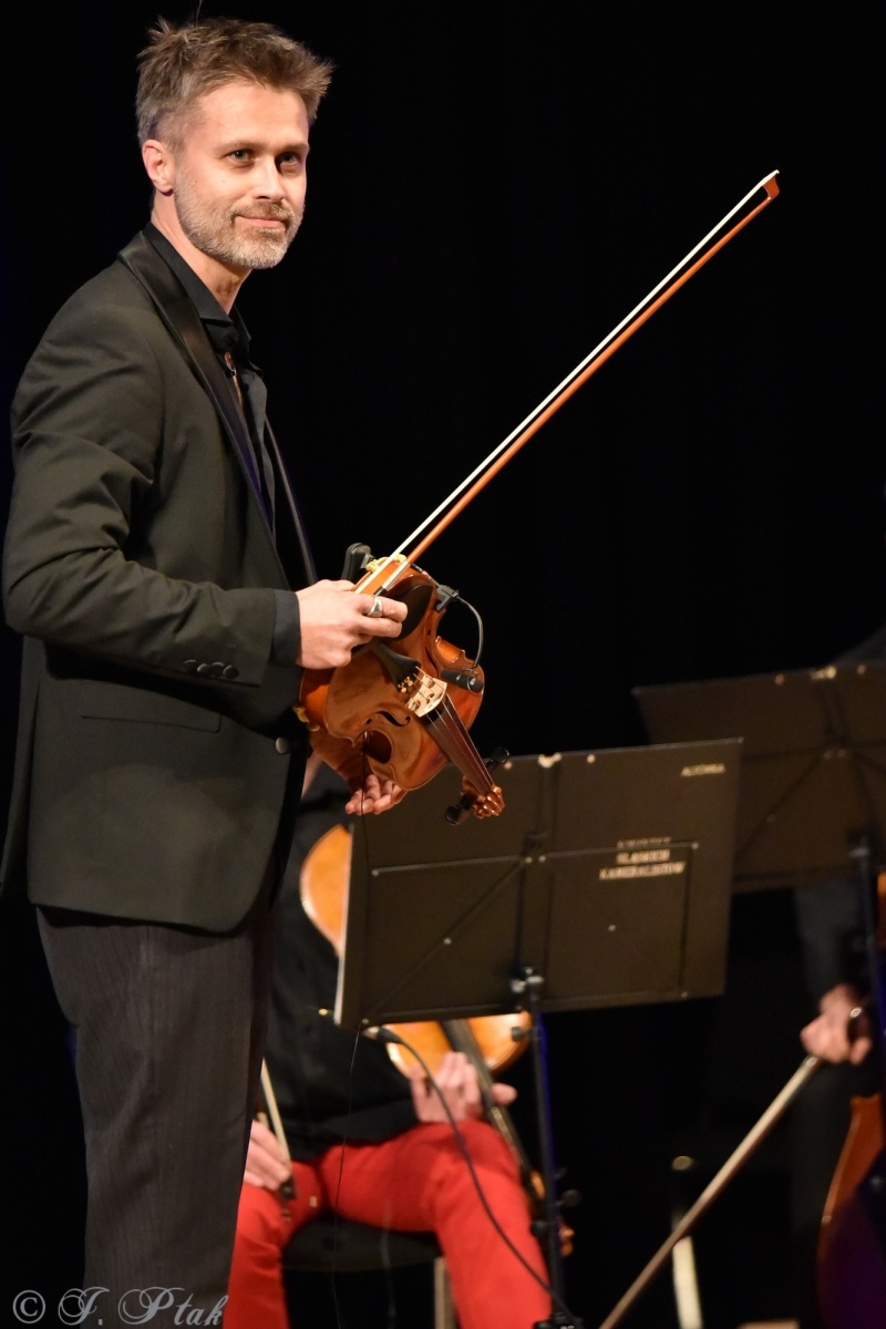 Zdjęcie w galerii na portalu naszraciborz.pl: Koncert muzyki filmowej z Maciejem Zakościelnym. Raciborscy działacze uhonorowani wiadomości z regionu