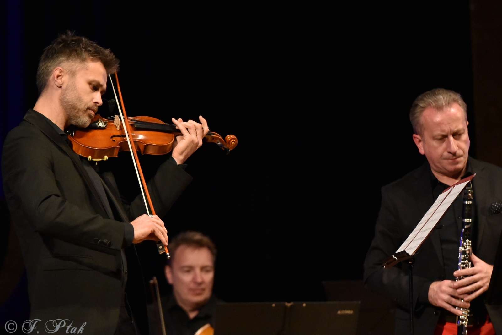 Zdjęcie w galerii na portalu naszraciborz.pl: Koncert muzyki filmowej z Maciejem Zakościelnym. Raciborscy działacze uhonorowani wiadomości z regionu
