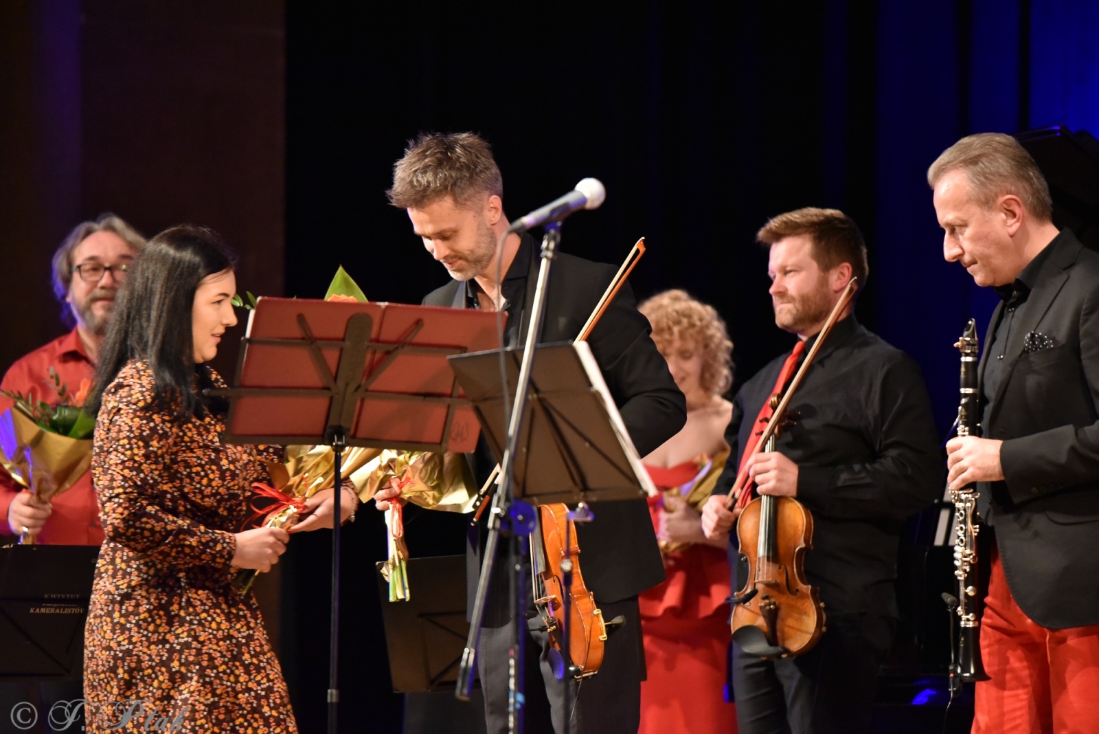Zdjęcie w galerii na portalu naszraciborz.pl: Koncert muzyki filmowej z Maciejem Zakościelnym. Raciborscy działacze uhonorowani wiadomości z regionu