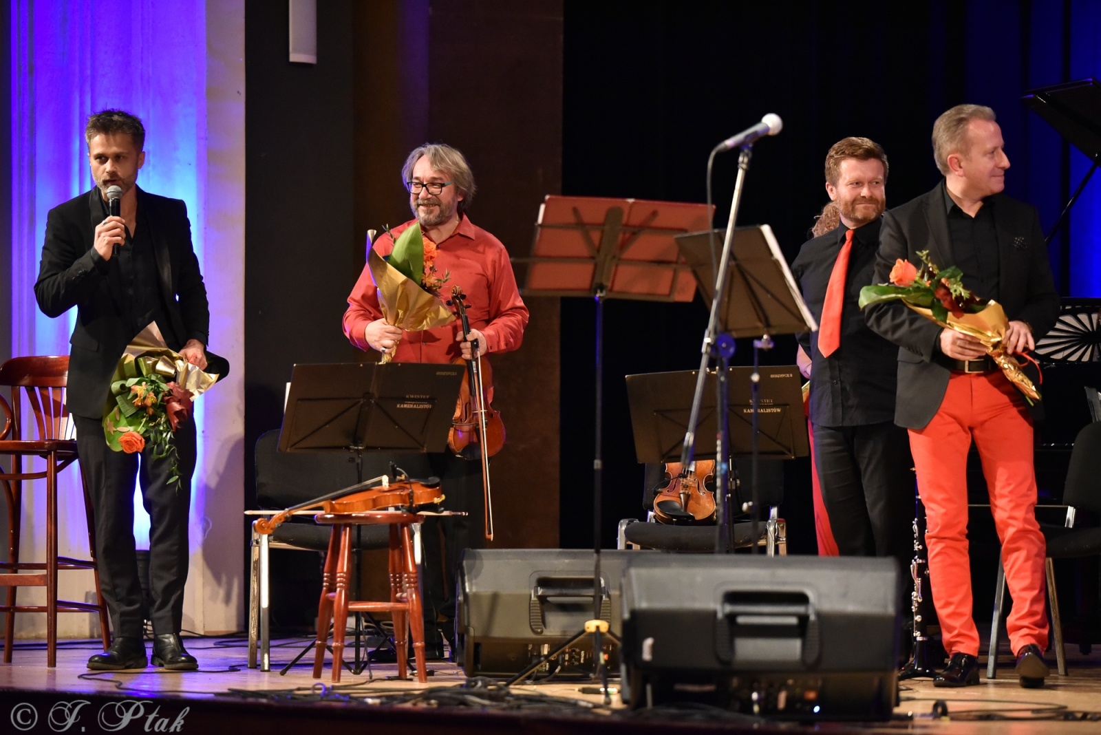 Zdjęcie w galerii na portalu naszraciborz.pl: Koncert muzyki filmowej z Maciejem Zakościelnym. Raciborscy działacze uhonorowani wiadomości z regionu