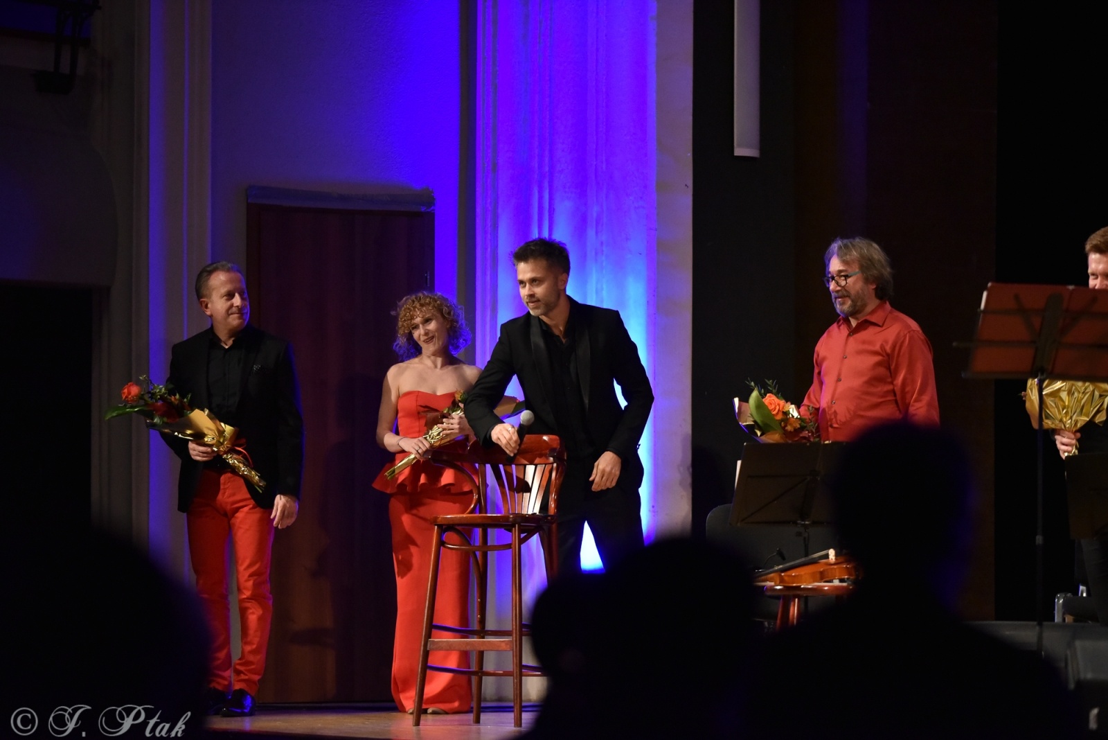 Zdjęcie w galerii na portalu naszraciborz.pl: Koncert muzyki filmowej z Maciejem Zakościelnym. Raciborscy działacze uhonorowani wiadomości z regionu