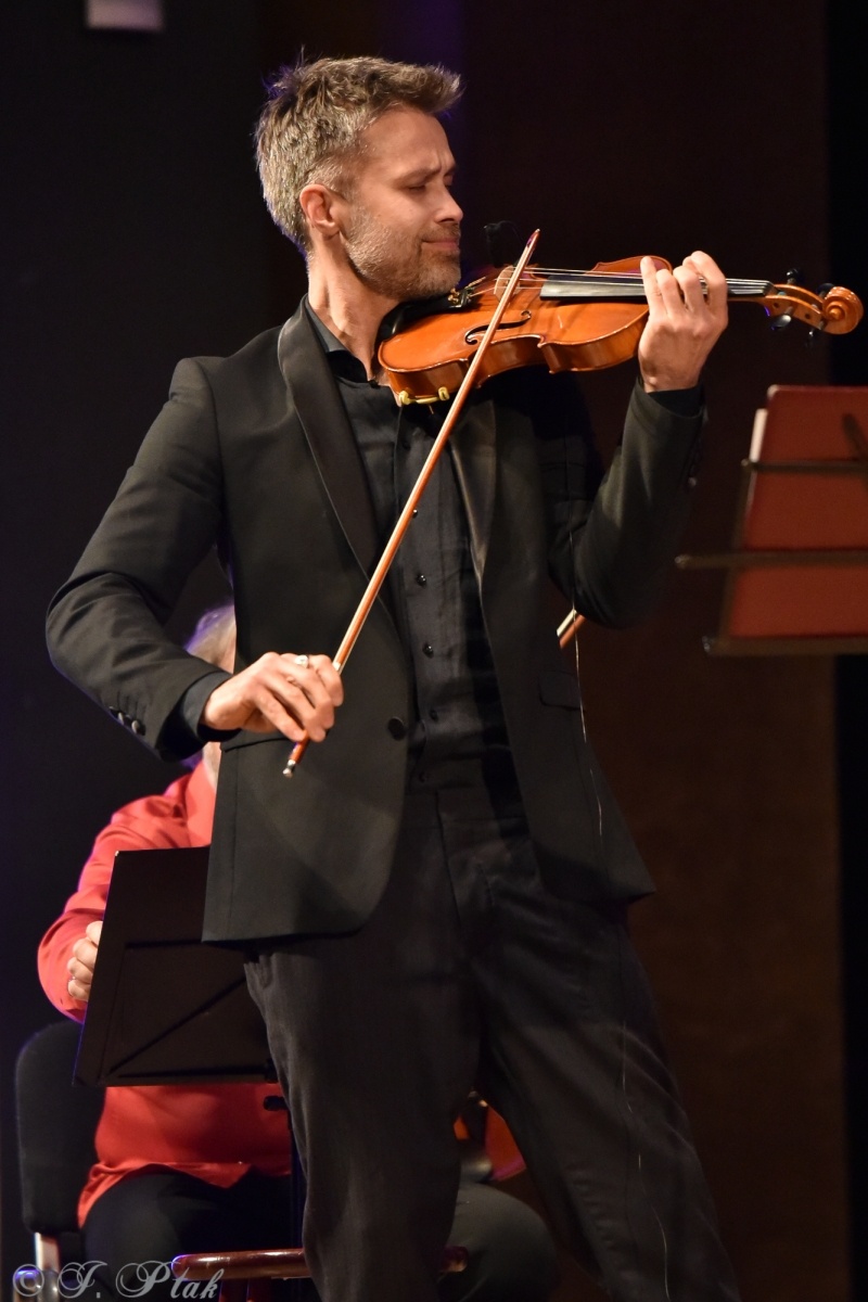 Zdjęcie w galerii na portalu naszraciborz.pl: Koncert muzyki filmowej z Maciejem Zakościelnym. Raciborscy działacze uhonorowani wiadomości z regionu