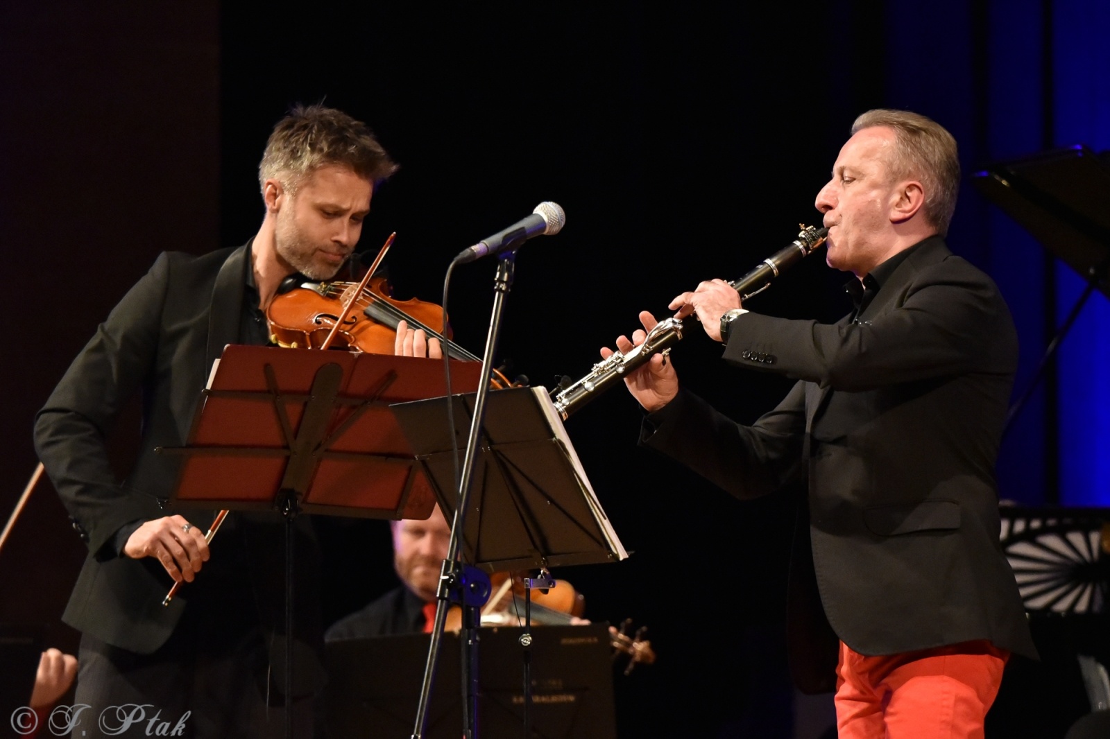 Zdjęcie w galerii na portalu naszraciborz.pl: Koncert muzyki filmowej z Maciejem Zakościelnym. Raciborscy działacze uhonorowani wiadomości z regionu