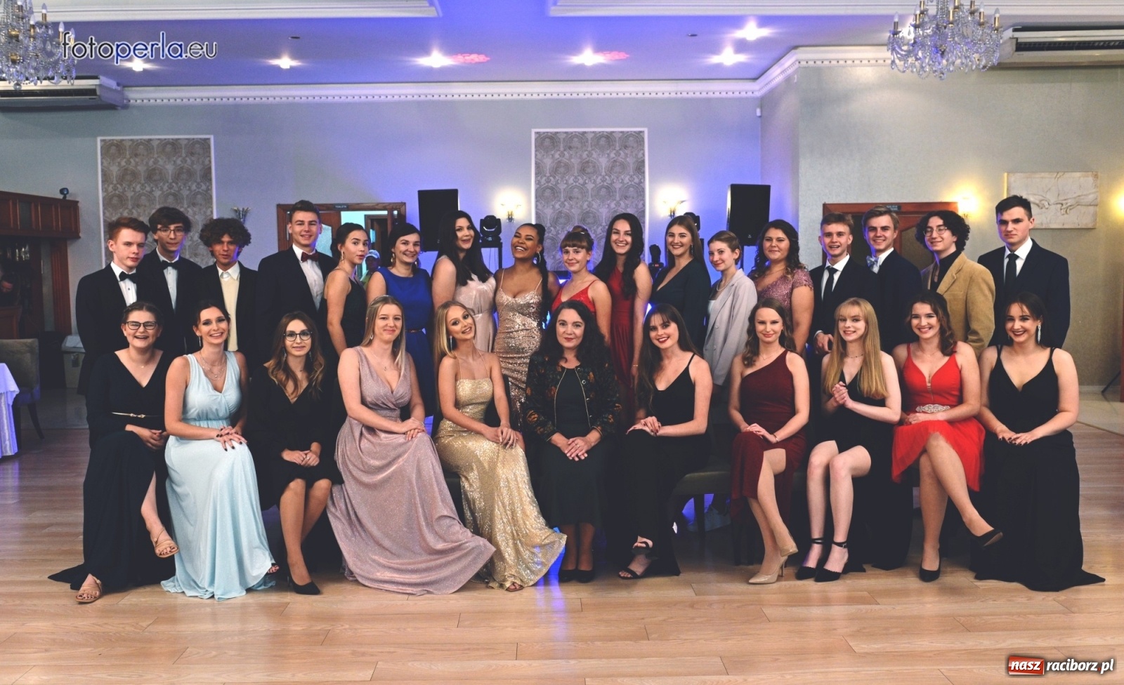 Zdjęcie w galerii na portalu naszraciborz.pl: Bale maturalne czas zacząć! I LO i Liceum Sztuk Plastycznych bawią się w Bieńkowicach wiadomości z regionu