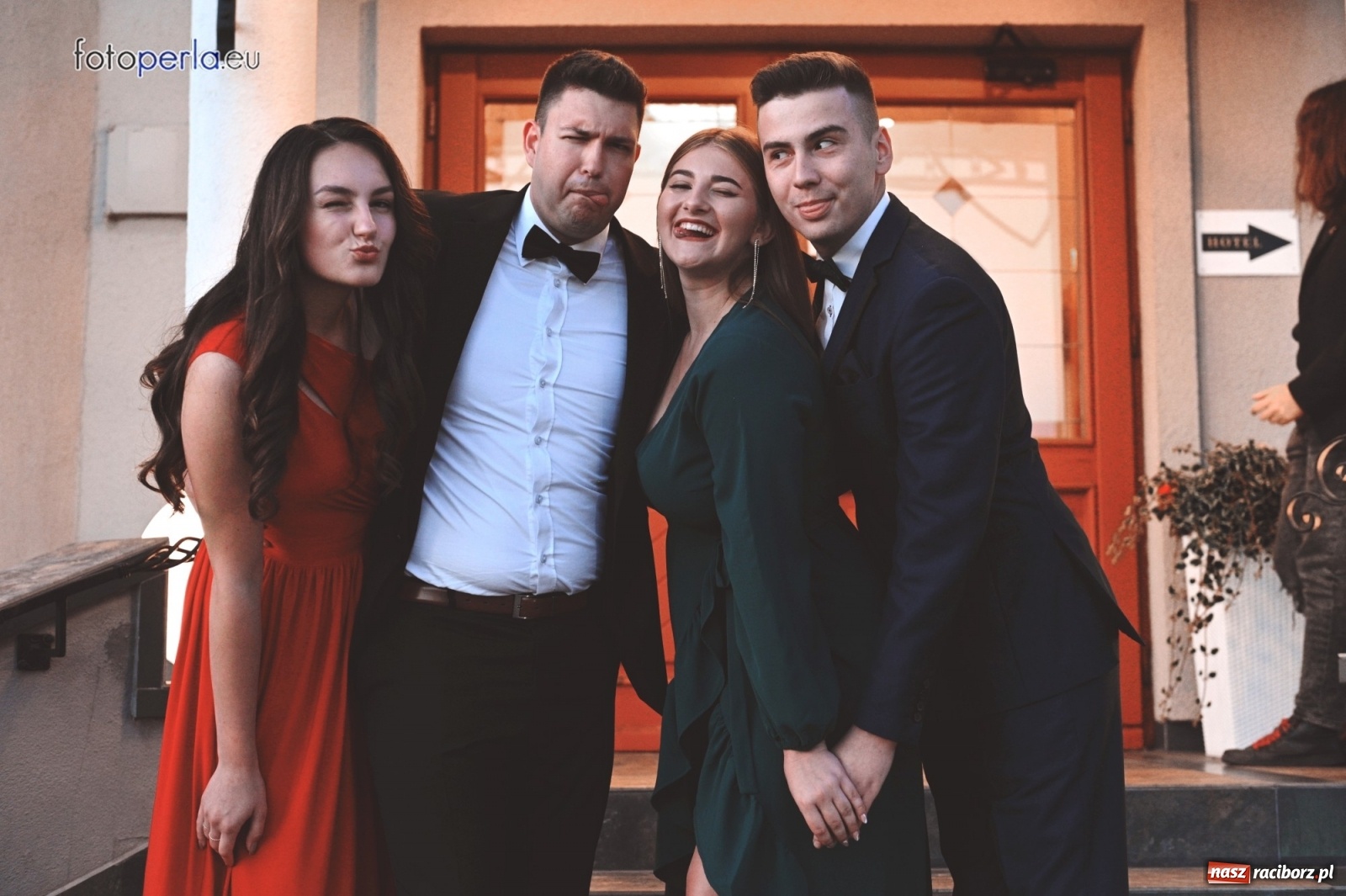 Zdjęcie w galerii na portalu naszraciborz.pl: Bale maturalne czas zacząć! I LO i Liceum Sztuk Plastycznych bawią się w Bieńkowicach wiadomości z regionu