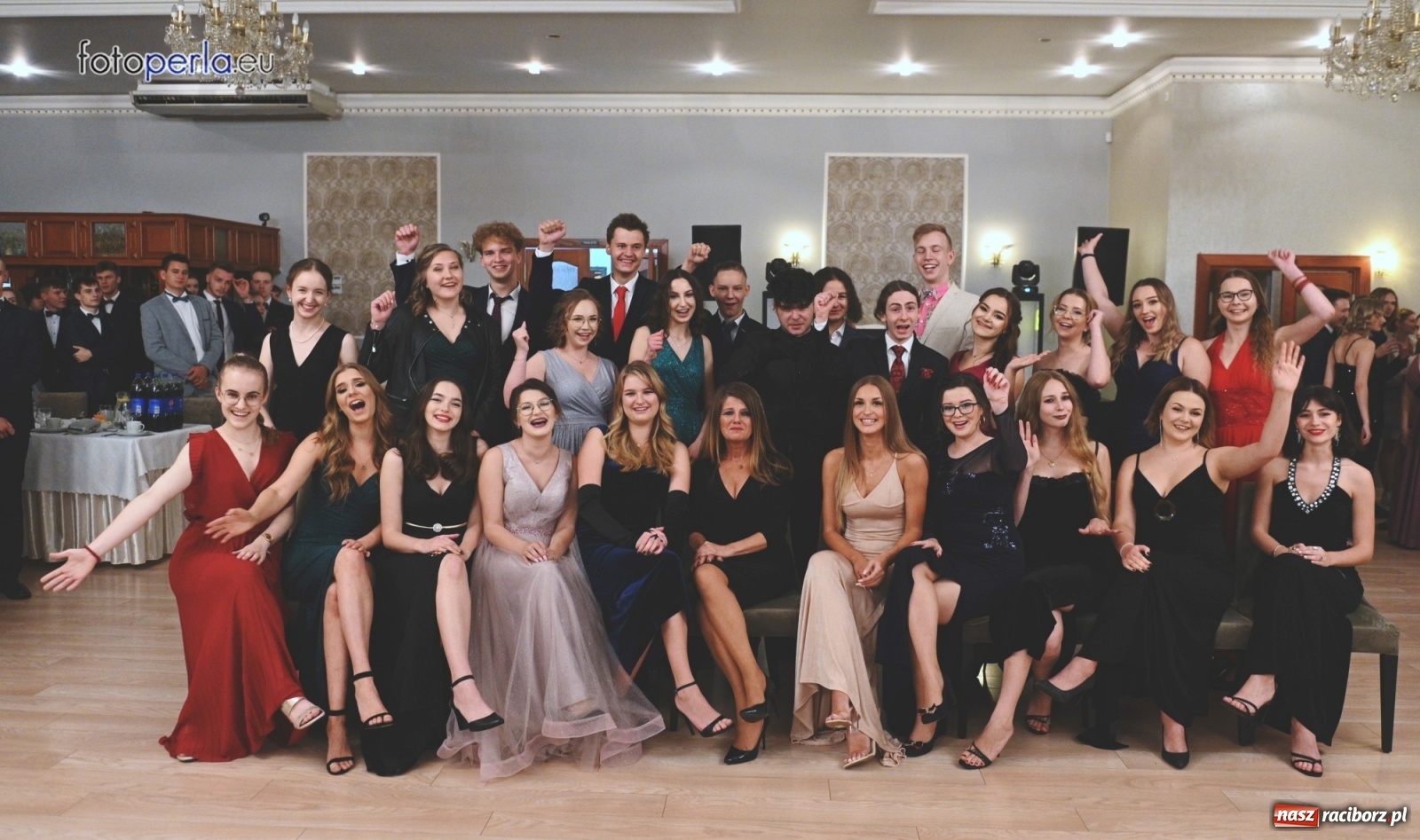 Zdjęcie w galerii na portalu naszraciborz.pl: Bale maturalne czas zacząć! I LO i Liceum Sztuk Plastycznych bawią się w Bieńkowicach wiadomości z regionu