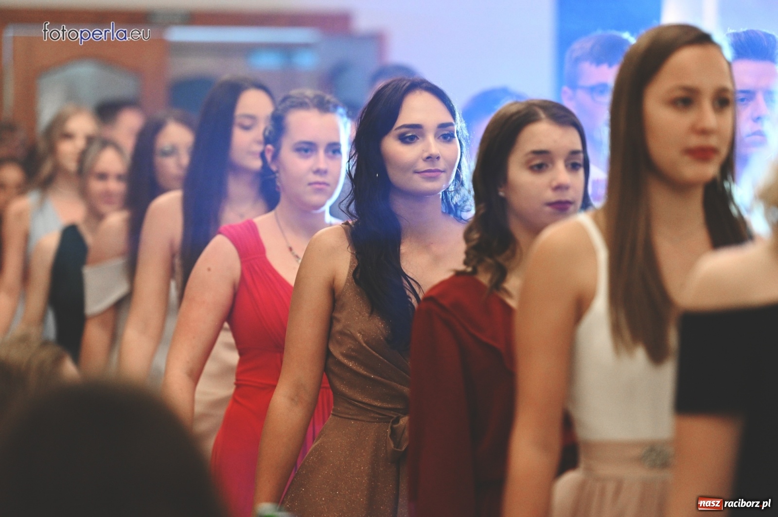 Zdjęcie w galerii na portalu naszraciborz.pl: Bale maturalne czas zacząć! I LO i Liceum Sztuk Plastycznych bawią się w Bieńkowicach wiadomości z regionu