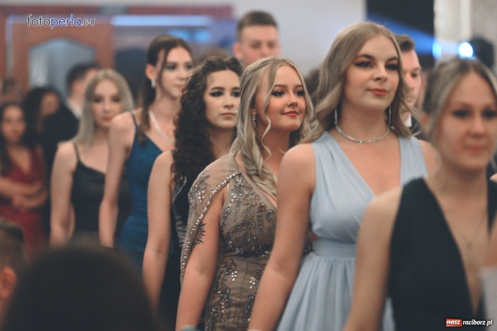 Zdjęcie w galerii na portalu naszraciborz.pl: Bale maturalne czas zacząć! I LO i Liceum Sztuk Plastycznych bawią się w Bieńkowicach wiadomości z regionu